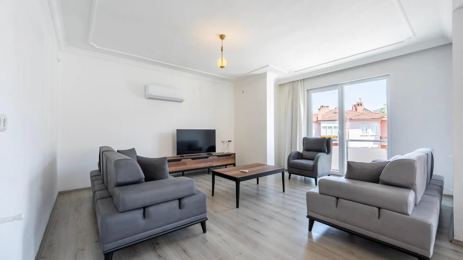 A Spacious, Comfortable And Cozy Apartment Close To The Center Of 페티예