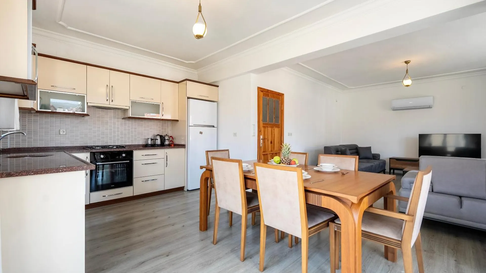 A Spacious, Comfortable And Cozy Apartment Close To The Center Of 페티예